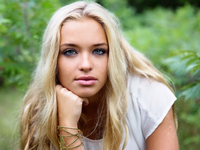 Красивая зеленоглазая девушка со светлыми волосами 