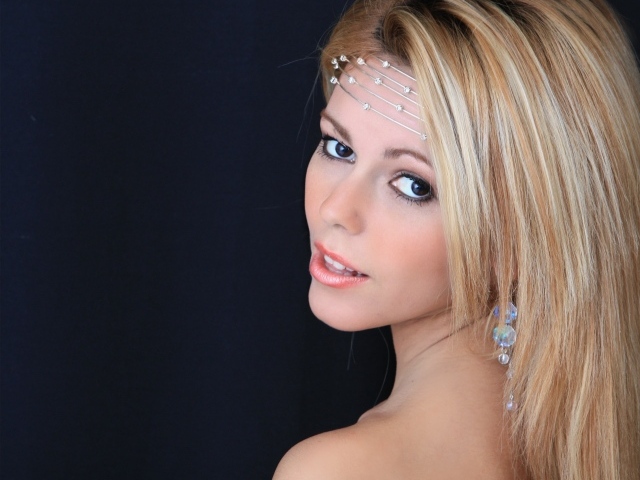 Красивая длинноволосая блондинка с украшениями на лбу