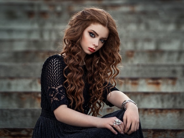 Красивая длинноволосая девушка в черном платье