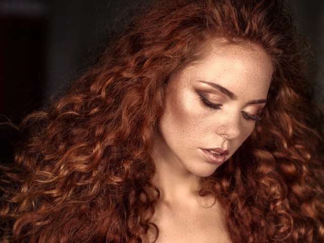 Красивая скромная рыжеволосая девушка с веснушками