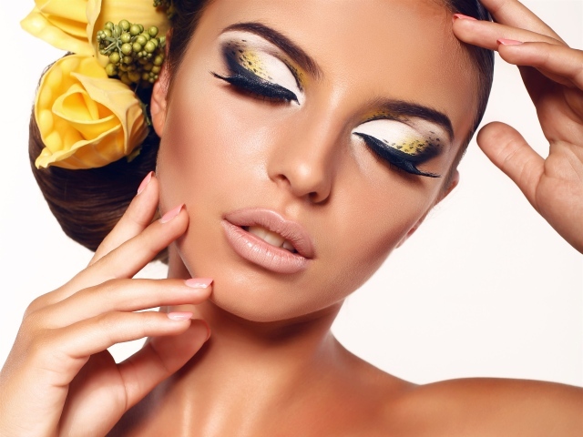 Красивая нежная девушка с ярким макияжем с цветами в волосах 