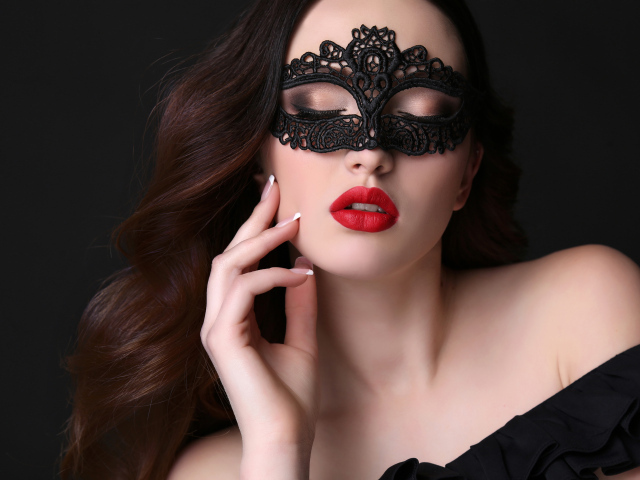 Красивая нежная длинноволосая девушка с черной маской на лице