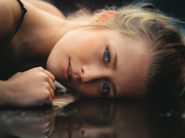 Голубоглазая девушка модель лежит на полу