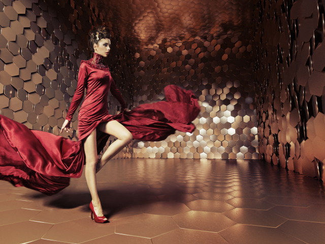 Яркая девушка в красивом красном платье в комнате 