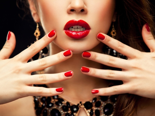 Яркие красные ногти красивой девушки