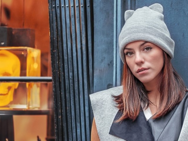 Кареглазая девушка в серой шапке 