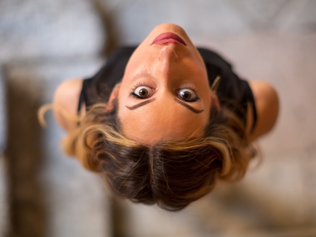 Кареглазая девушка смотрит вверх