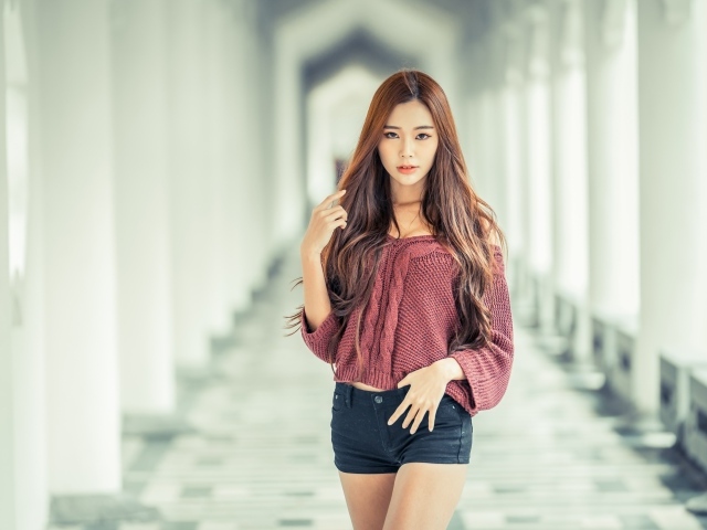 Милая девушка азиатка в коротких шортах 