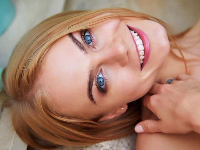 Милая улыбающаяся голубоглазая девушка