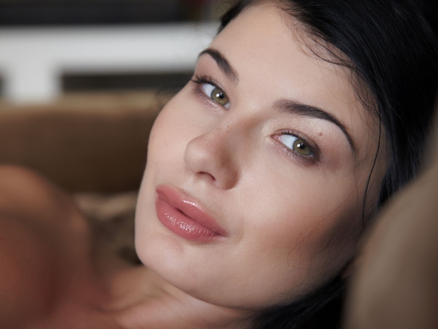 Нежная брюнетка лицо крупным планом