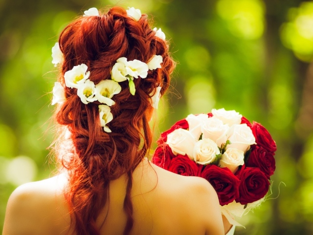 Девушка невеста с цветами в волосах с букетом в руке