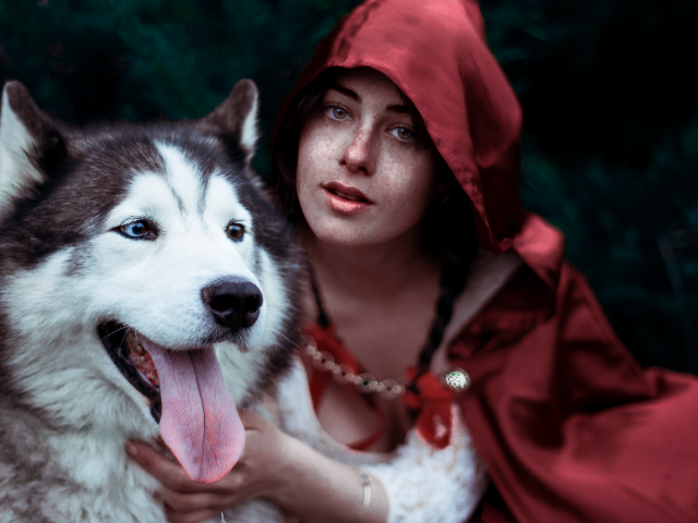 Девушка в красном плаще с собакой породы хаски