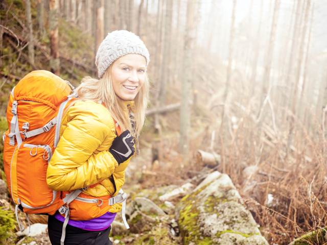 Девушка с рюкзаком в лесу 