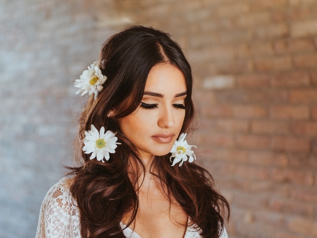 Девушка с закрытыми глазами с ромашками в волосах 