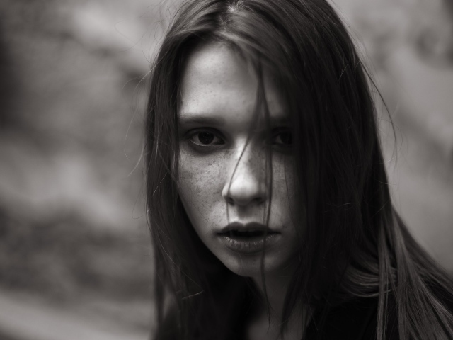 Девушка с веснушками на лице черно- белое фото 
