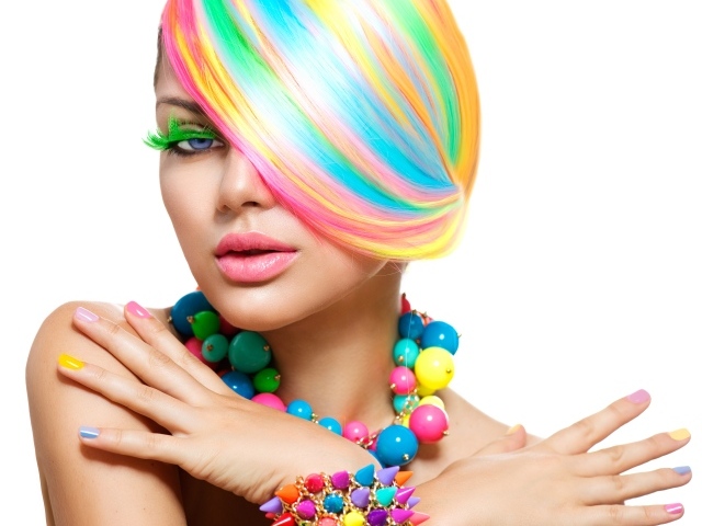 Девушка с разноцветными волосами и украшениями на шее и руках