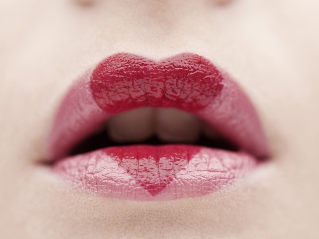Сердце нарисовано губной помадой на губах 