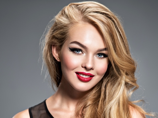 Длинноволосая голубоглазая девушка с красивым макияжем 