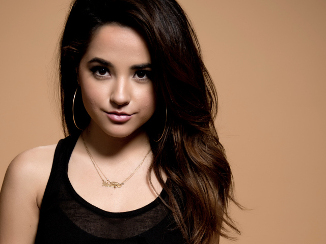 Длинноволосая шатенка с карими глазами на бежевом фоне