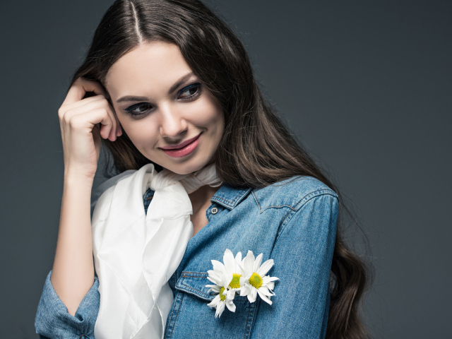 Длинноволосая девушка в джинсовом пиджаке с шарфом на шее