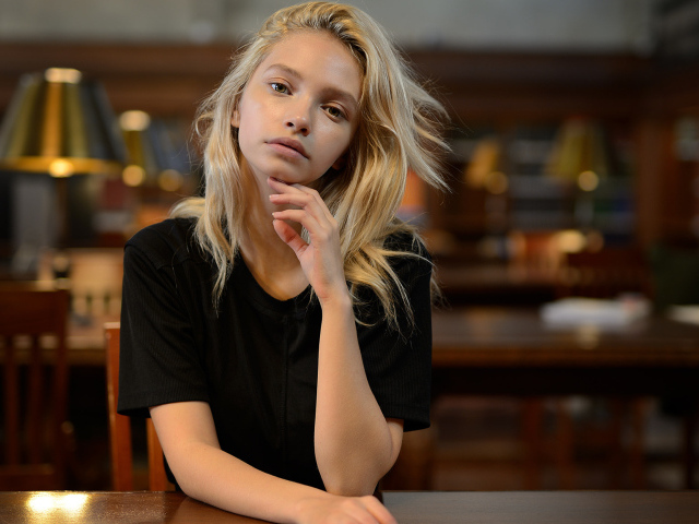 Нежная девушка блондинка в библиотеке