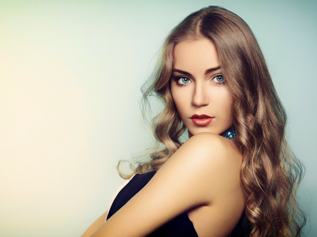 Нежная голубоглазая девушка с длинными волосами