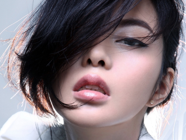 Нежная девушка шатенка лицо крупным планом