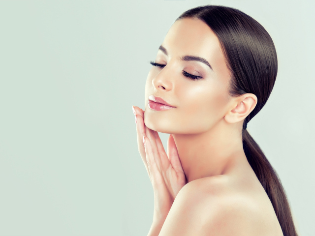 Нежная длинноволосая девушка с закрытыми глазами