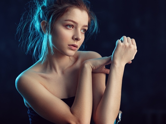 Нежная задумчивая грустная девушка 