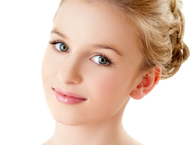 Нежная милая девушка лицо крупным планом на белом фоне