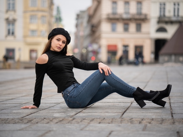 Девушка в черном берете лежит на дороге 