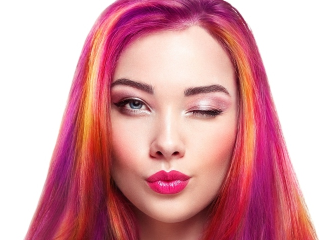 Девушка с розовыми волосами подмигивает глазом