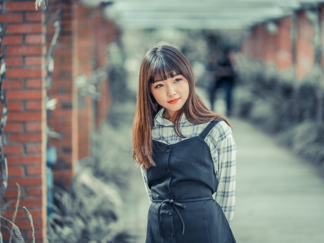 Молодая девушка азиатка в черном сарафане