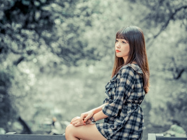 Молодая азиатка в платье в клетку