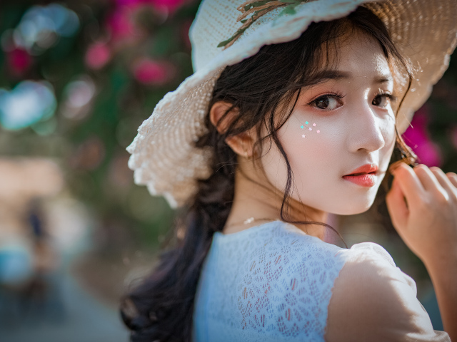 Молодая азиатка с соломенной шляпе 