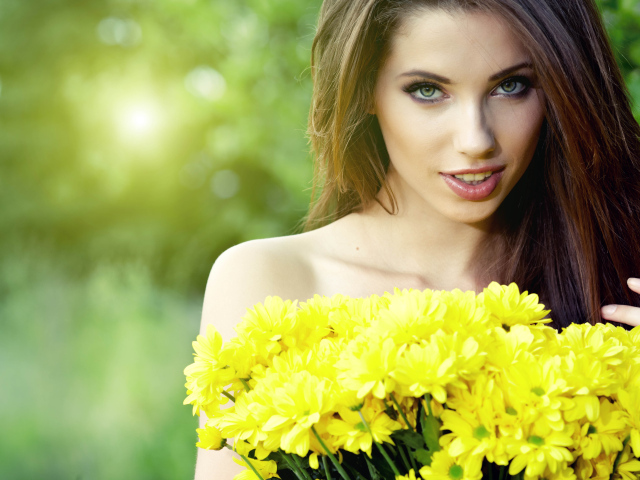 Молодая красивая девушка с букетом желтых хризантем