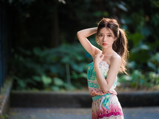 Молодая красивая девушка с рукой в волосах