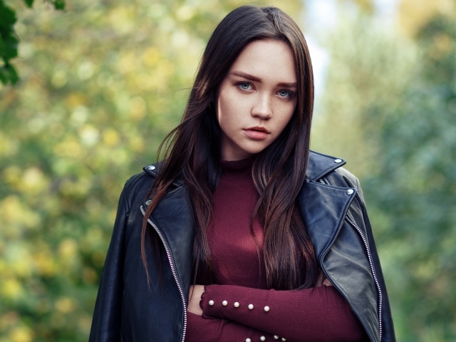Молодая голубоглазая брюнетка в кожаной куртке