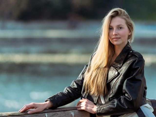 Молодая девушка в черной кожаной куртке 