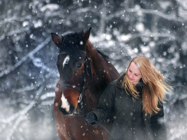 Молодая девушка с конем зимой 