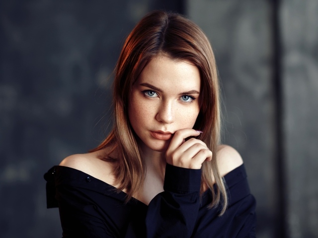 Молодая девушка с голубыми глазами в черной рубашке