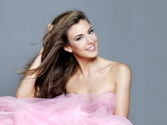 Американская модель Эрин Брэди в розом платье на сером фоне