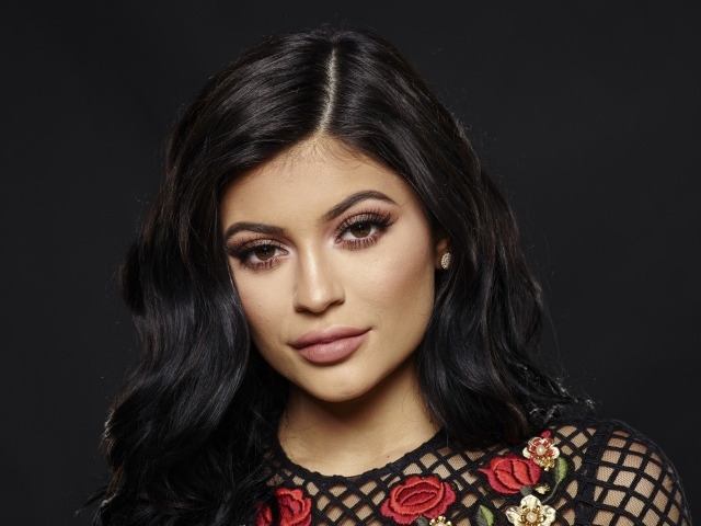 Красивая кареглазая брюнетка, модель Кайли Дженнер