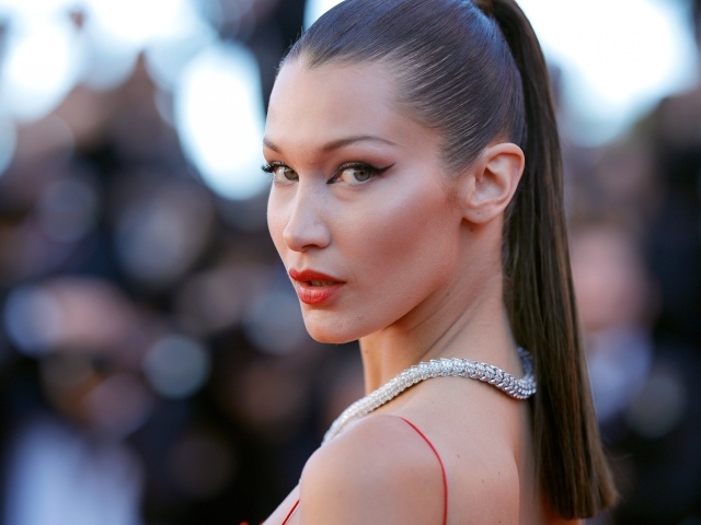 Красивые накрашенные глаза у модели Белла Хадид