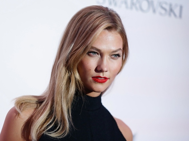 Яркая блондинка, модель Карли Клосс