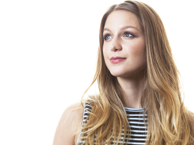 Милая девушка, американская модель Мелисса Бенойст на белом фоне