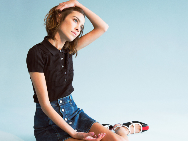 Модель Алекса Чанг сидит на голубом фоне