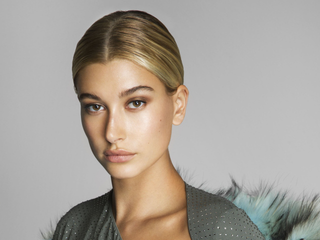 Серьезная блондинка, модель Хейли Болдуин на сером фоне