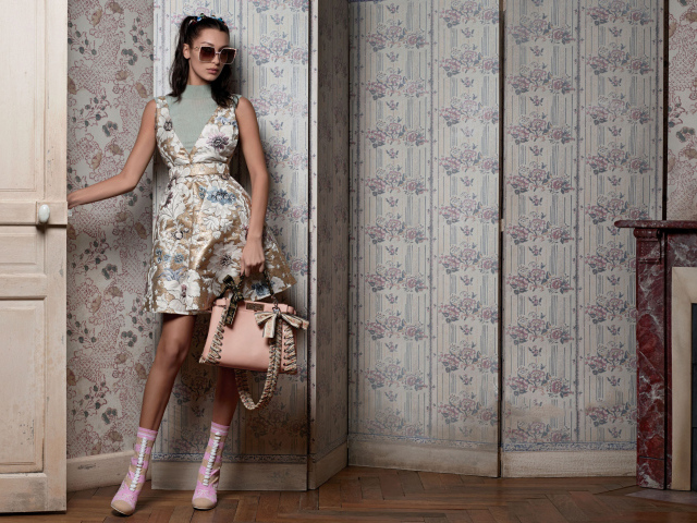 Стильная девушка модель Белла Хадид в солнечных очках