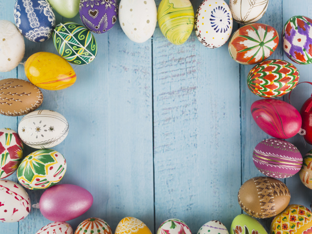 Много крашеных яиц на голубом фоне, шаблон для открытки на Пасху